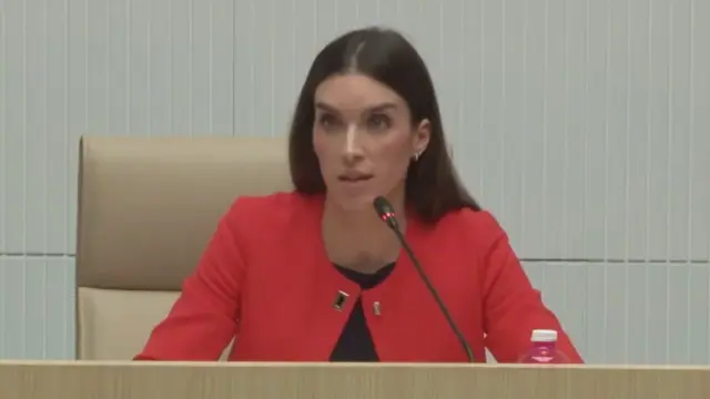 La alcaldesa de Alhama de Murcia, María Cánovas, toma la palabra durante un Pleno.