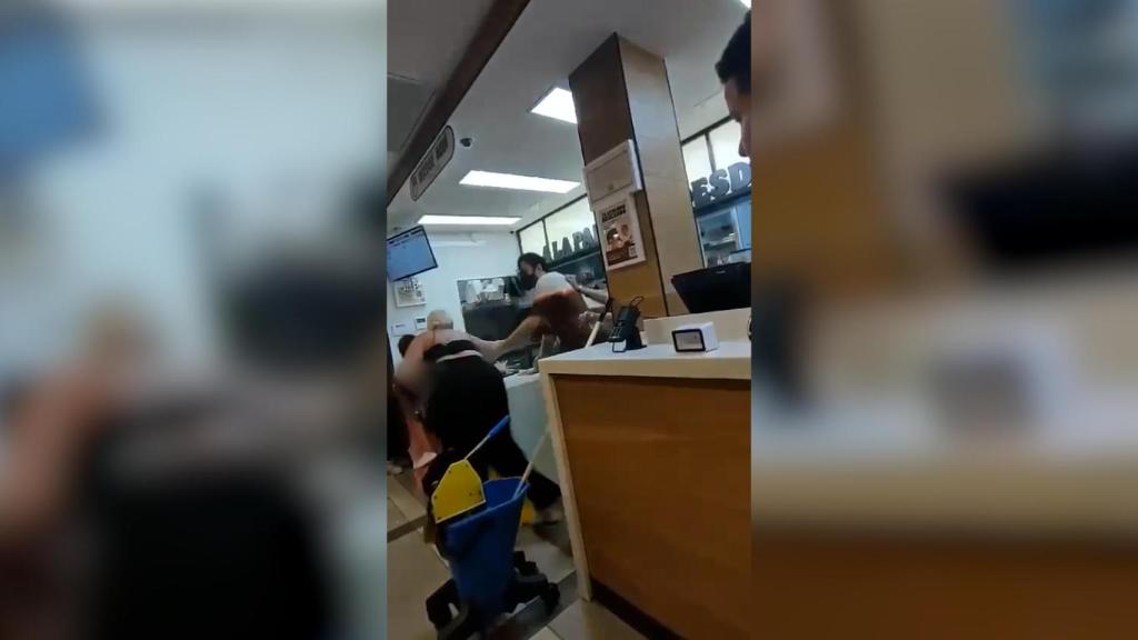 Una de las secuencias de una agresión de unas clientas con sus hijos a unos empleados de un Burger King en Murcia.