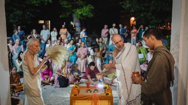 En plena ceremonia de los Hare .Krishna en Nueva Vrajamandala (Guaalajara)