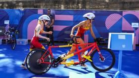 Sara y Susana en la transición a la bicicleta en estos Juegos Olímpicos de París 2024.