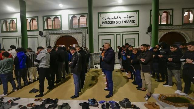 Un grupo de musulmanes reza en una mezquita en Ceuta, en una imagen de archivo.