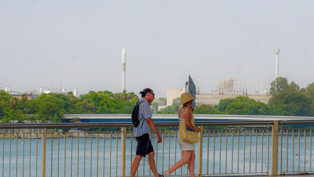 Dos viandantes por el puente del Cristo de la Expiración.