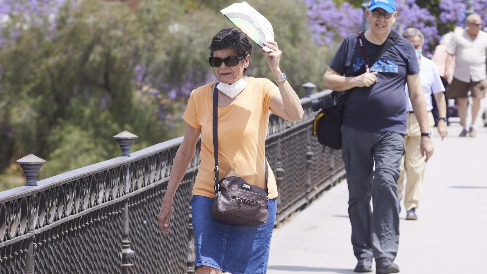 Una mujer se protege del sol.