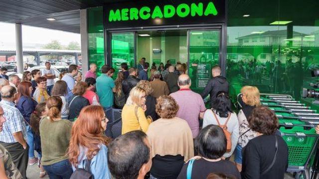 Colas de gente entrando a comprar a un Mercadona.