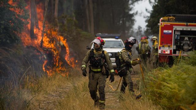 Agentes trabajando en el incendio de Crecente (Pontevedra).