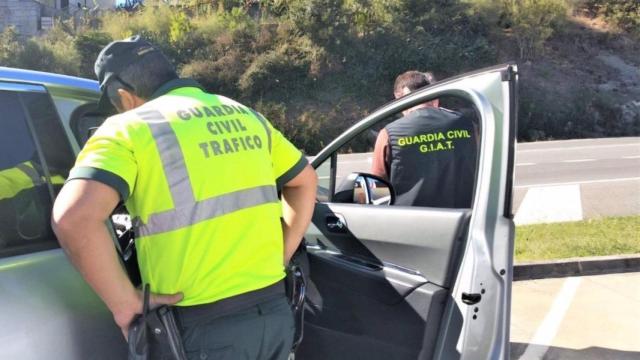 Agentes de la Guardia Civil en la investigación del conductor