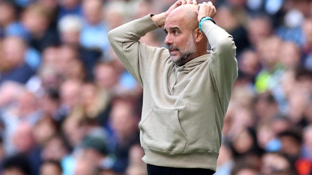 Guardiola se lleva las manos a la cabeza durante el partido de Premier League entre Ipswich y Manchester City.