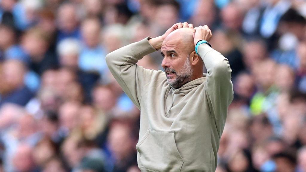 Guardiola se lleva las manos a la cabeza durante el partido de Premier League entre Ipswich y Manchester City.