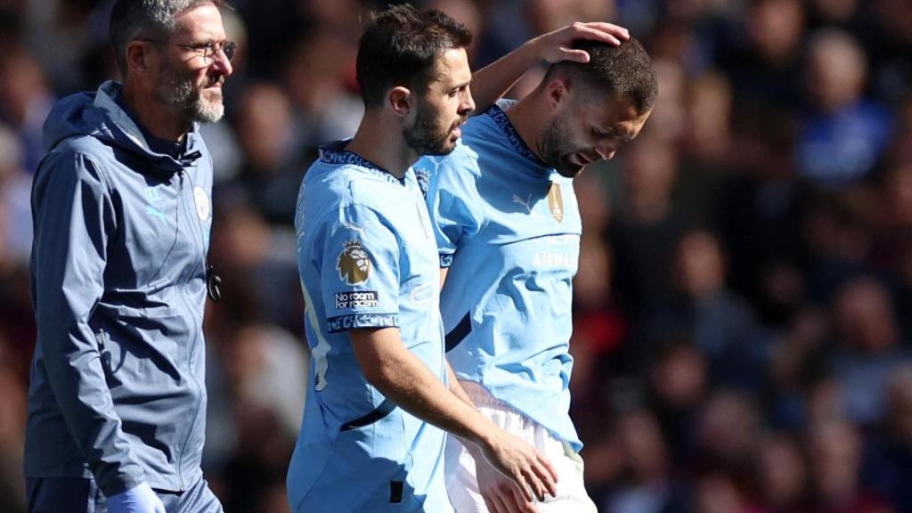 Bernardo Silva se despide de Kovacic, que se marcha lesionado durante el partido contra el Ipswich.