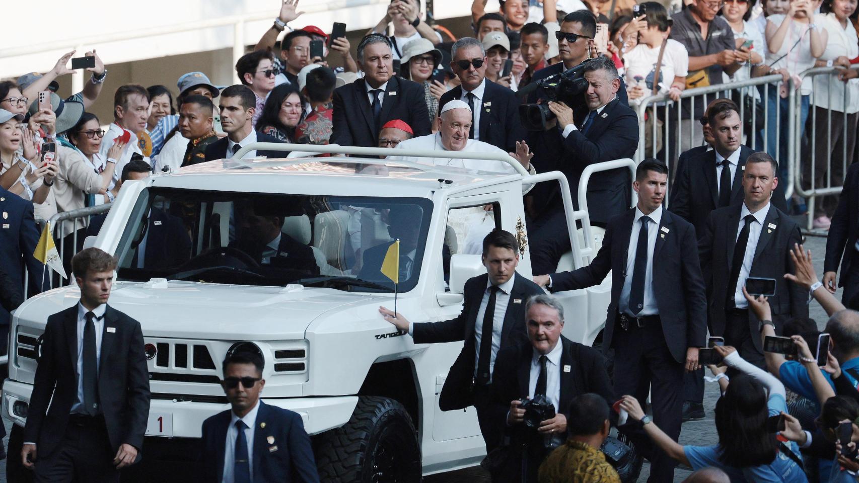 El Papa Francisco llega para dirigir una Santa Misa en el estadio Gelora Bung Karno en Yakarta, Indonesia.