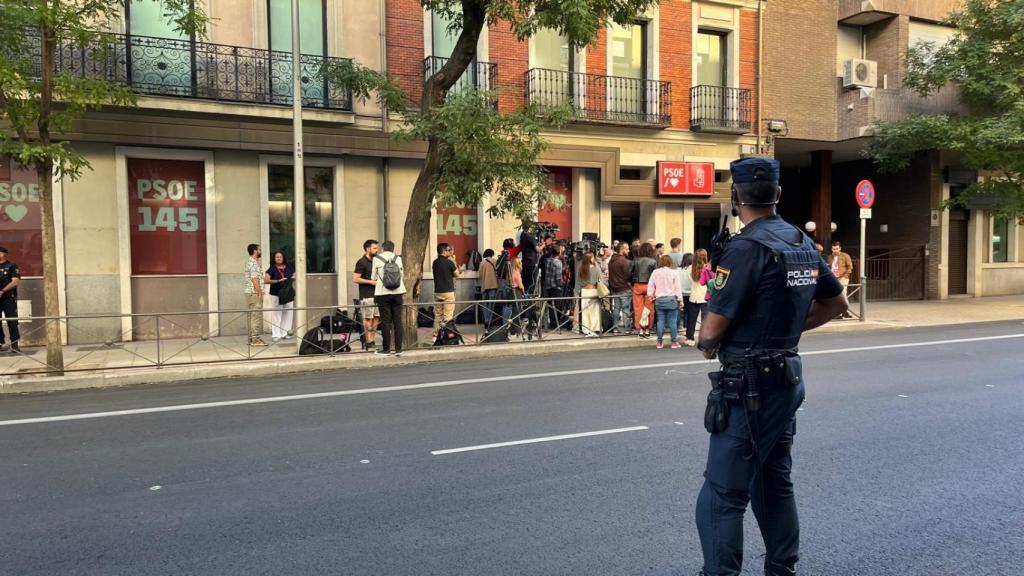 Agente de Policía Nacional frente a la sede del PSOE con motivo de la celebración del Comité Federal.