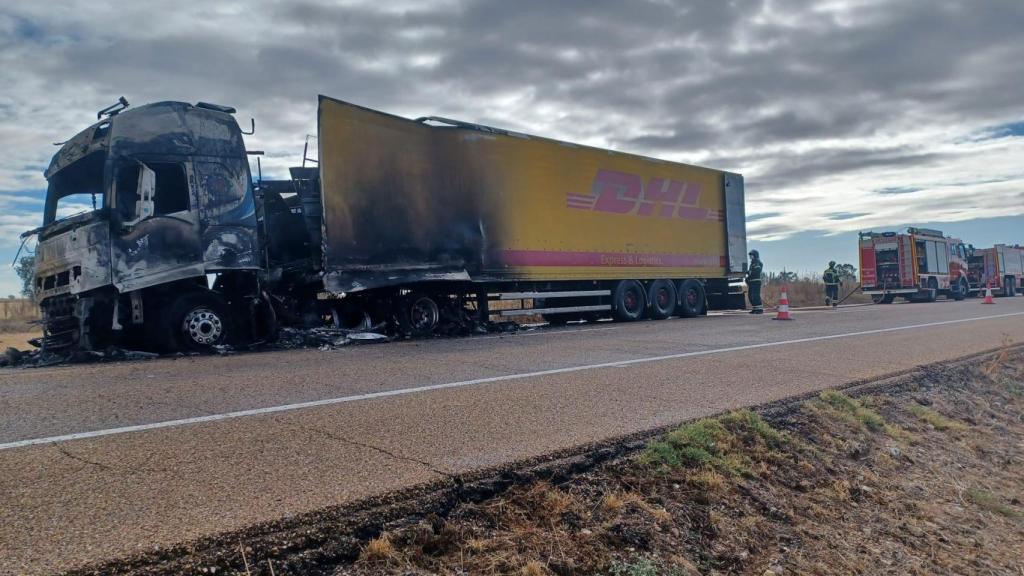 Los Bomberos de Diputación extinguiendo el fuego en el tráiler