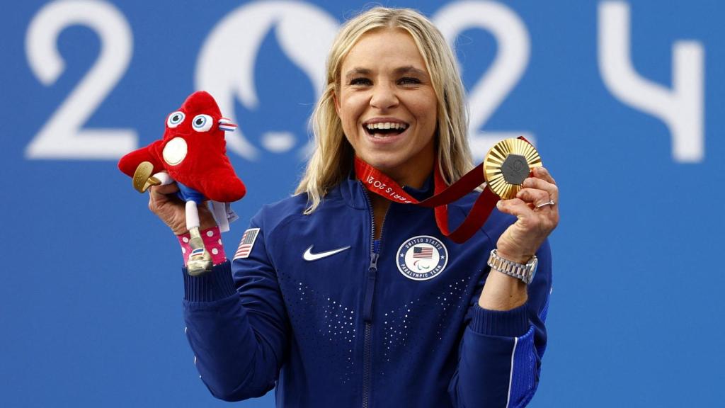 Oksana Masters posa con la medalla de oro.