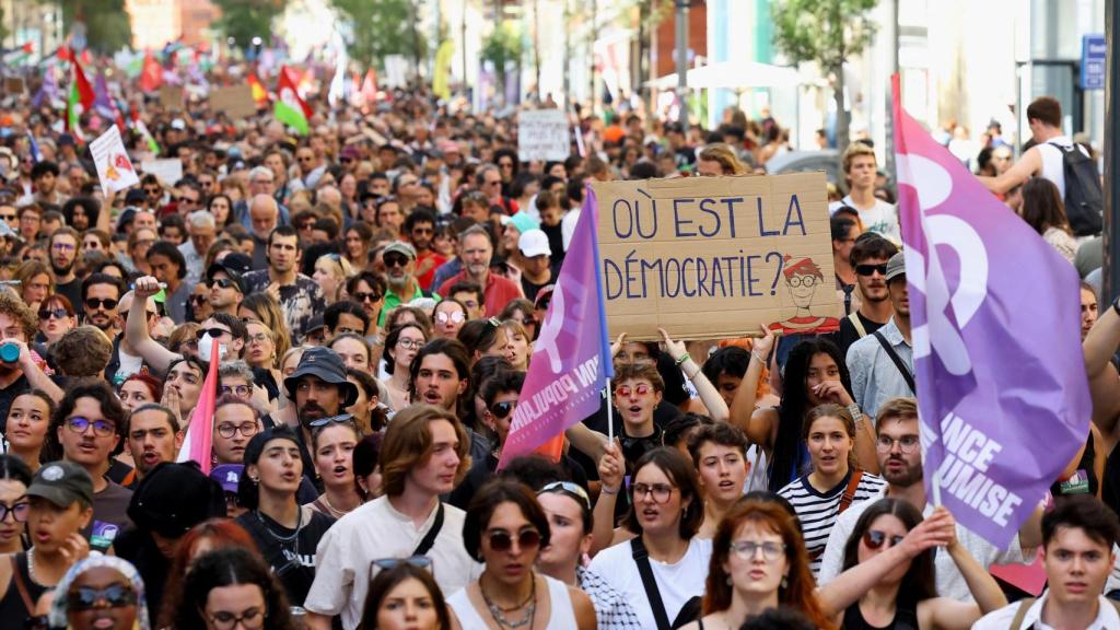 Los manifestantes se reúnen para denunciar la negativa del presidente francés Emmanuel Macron de nombrar a un primer ministro de la coalición de izquierda Nuevo Frente Popular, en Marsella, Francia, el 7 de septiembre de 2024.