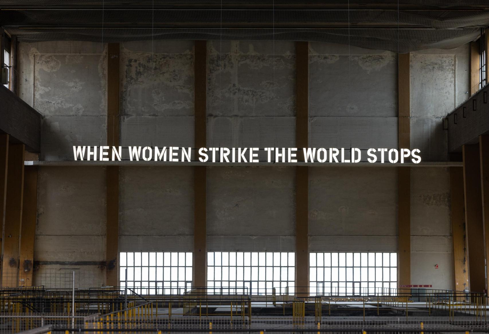 Claire Fontaine: 'When women strike the world stops,' 2020. Foto: © Manifesta 15 Barcelona Metropolitana _ Ivan Erofeev