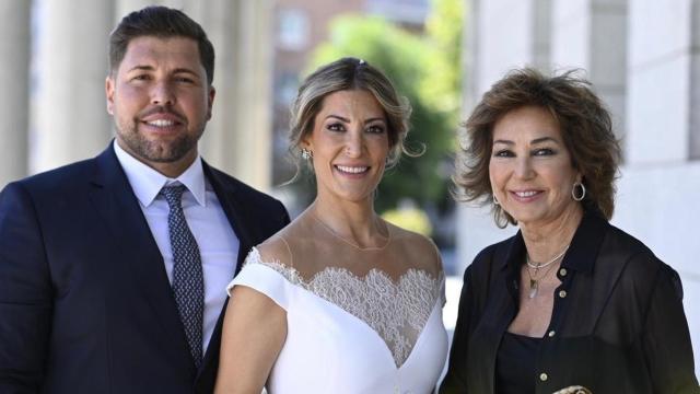 Kike y Cristina junto a Ana Rosa Quintana el día de su boda.