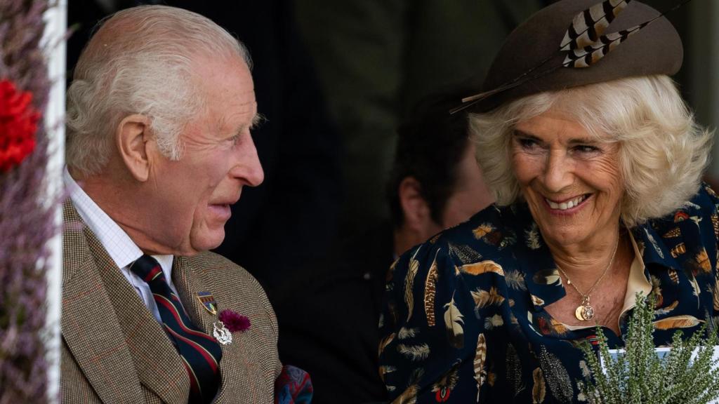 Carlos III junto a la reina Camila en un acto en Escocia.