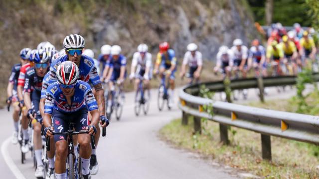 El pelotón de ciclistas durante la penúltima etapa de La Vuelta.