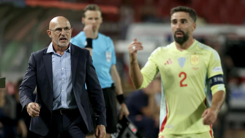 De la Fuente, detrás de Carvajal en un partido de la Selección