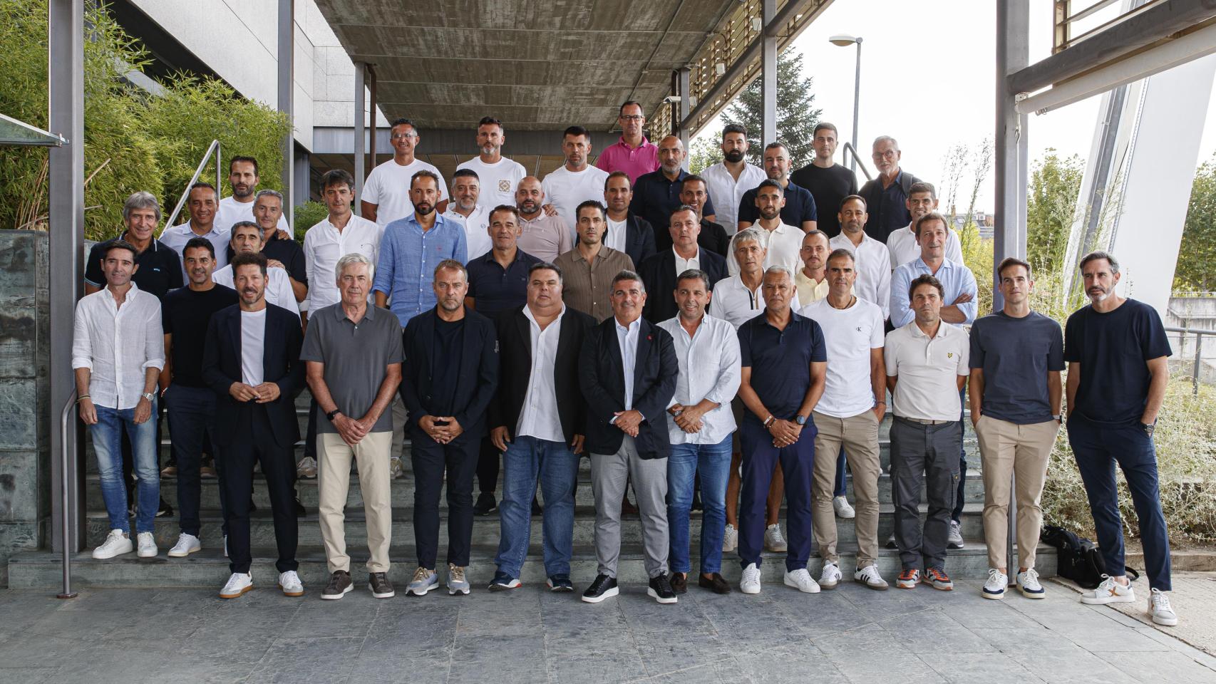 Foto de familia de los entrenadores en la Ciudad del Fútbol