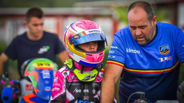 Alba Cueva junto a su padre durante la prueba en Chiva, Valencia.