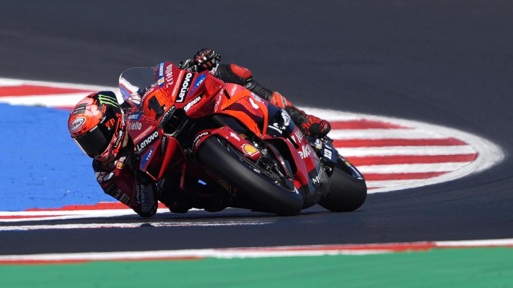 Pecco Bagnaia traza un viraje con su Ducati Desmosedici GP24, en el circuito de Misano.