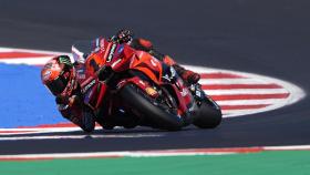 Pecco Bagnaia traza un viraje con su Ducati Desmosedici GP24, en el circuito de Misano.