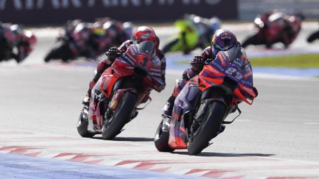 Jorge Martín pilota seguido de Pecco Bagnaia, en la carrera al sprint en el circuito de Misano.