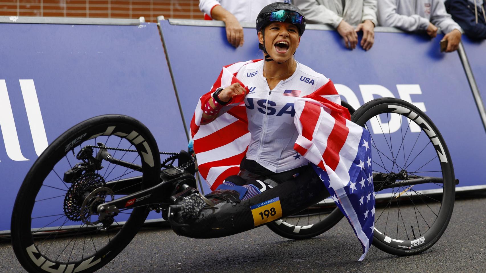 Oksana Masters celebra su medalla de oro en ciclismo durante los Juegos Paralímpicos de París 2024.