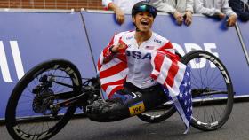 Oksana Masters celebra su medalla de oro en ciclismo durante los Juegos Paralímpicos de París 2024.