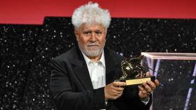 Pedro Almodóvar, con el León de Oro. Foto: EFE/ Ettore Ferrari