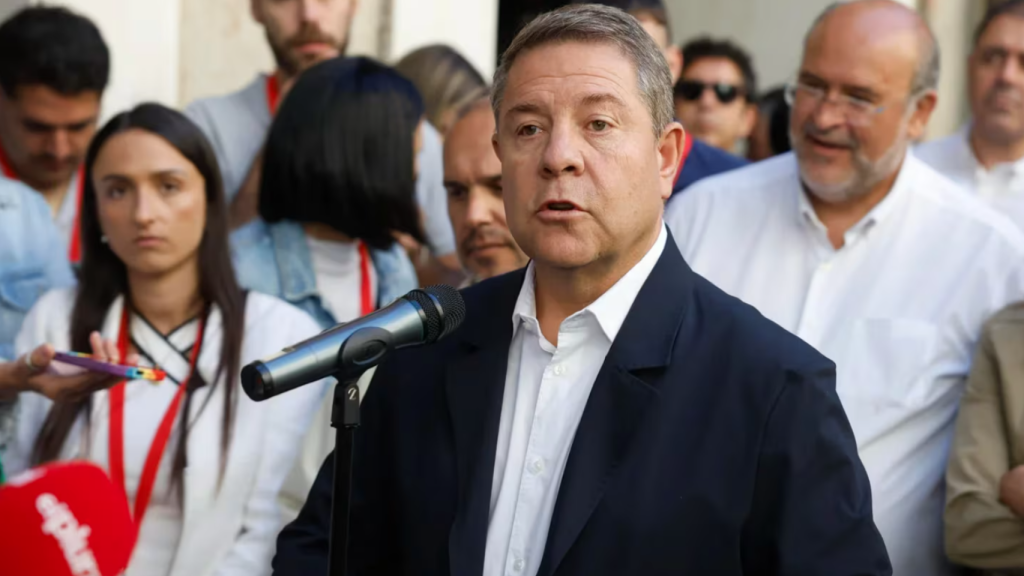 El presidente de Castilla-La Mancha, Emiliano García-Page, a su llegada al Comité Federal de su partido este sábado en Madrid. (EFE/Juanjo Martín)