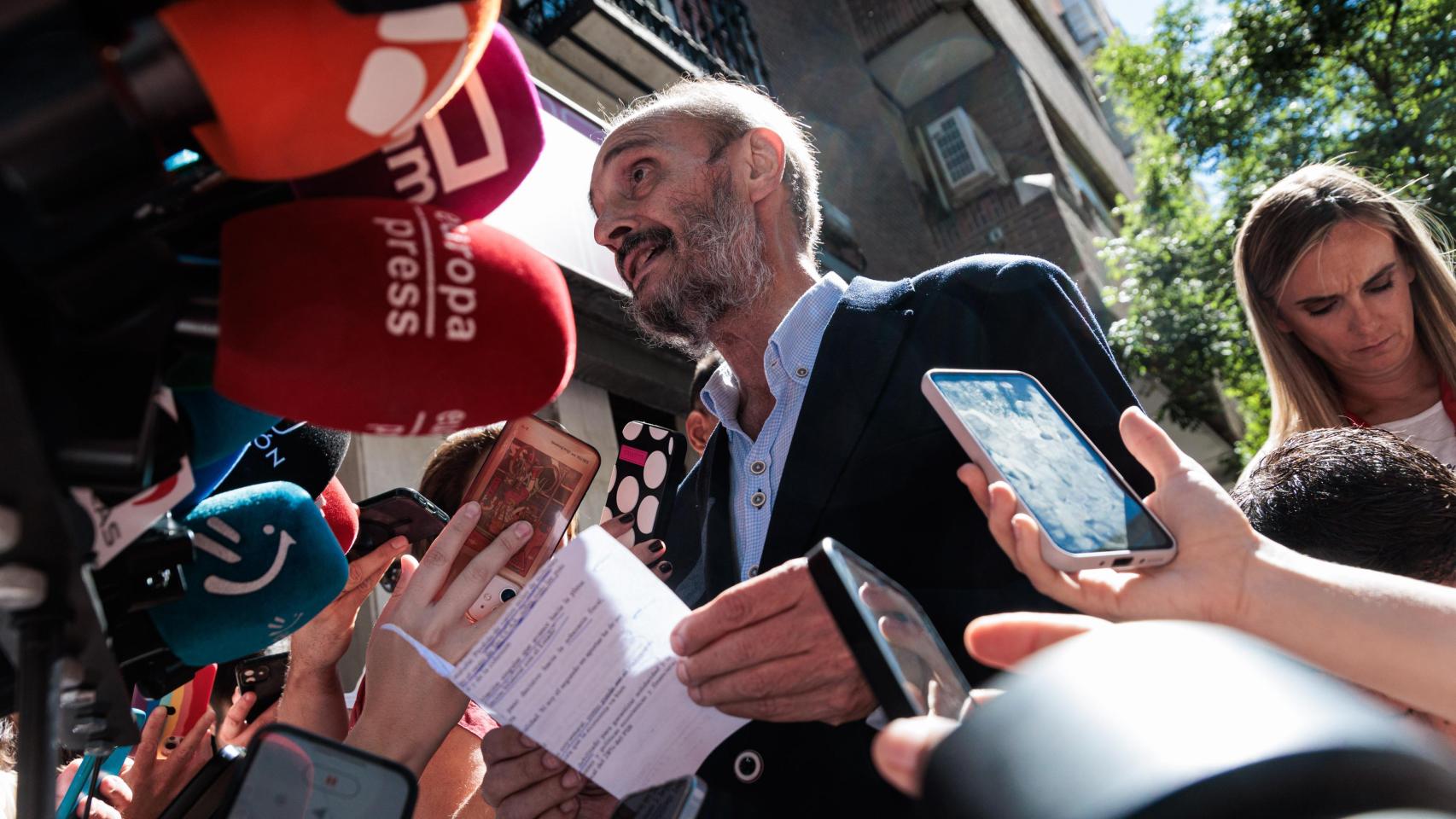 El expresidente aragonés Javier Lambán atiende a los medios tras la reunión del último Comité Federal del PSOE.