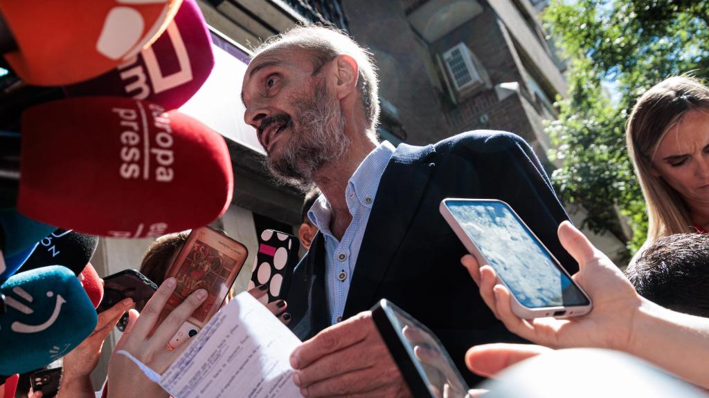 El expresidente aragonés Javier Lambán atiende a los medios tras la reunión del Comité Federal del PSOE, el pasado sábado.