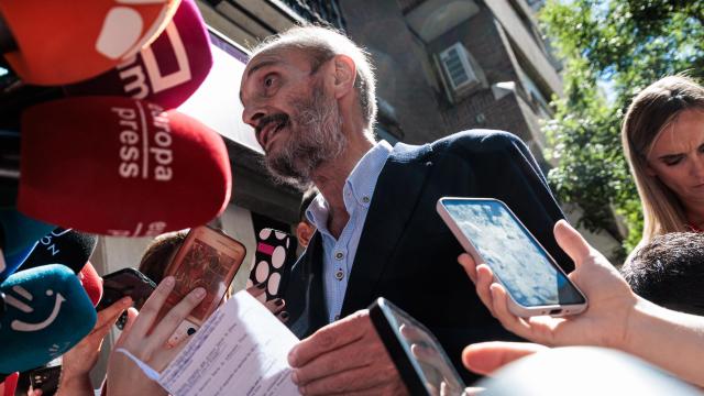 El expresidente aragonés Javier Lambán atiende a los medios tras la reunión del Comité Federal del PSOE, este sábado.