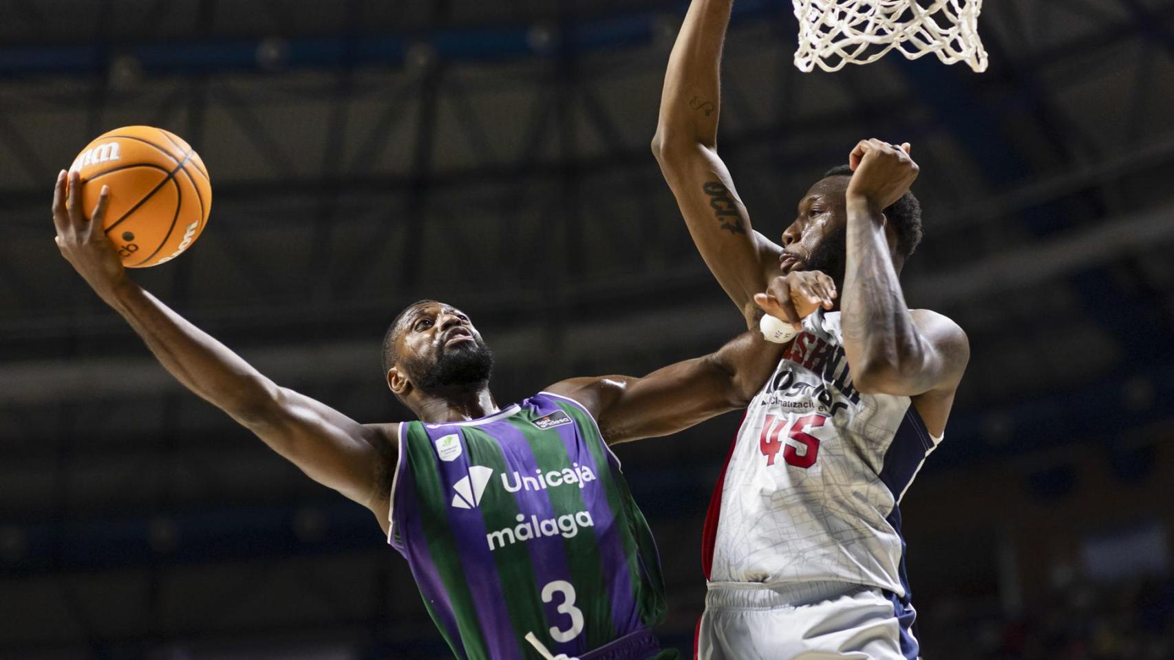 Melvin Ejim entra a canasta ante el ala-pívot estadounidense del Saski Baskonia Donta Hall.