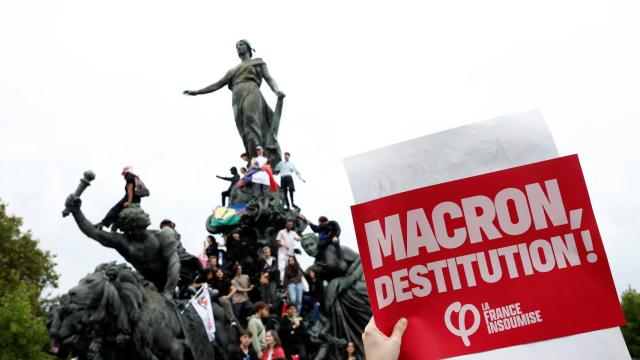 Los manifestantes parisinos tomaron la plaza de la República en la manifestación contra Macron.