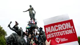 Los manifestantes parisinos tomaron la plaza de la República en la manifestación contra Macron.