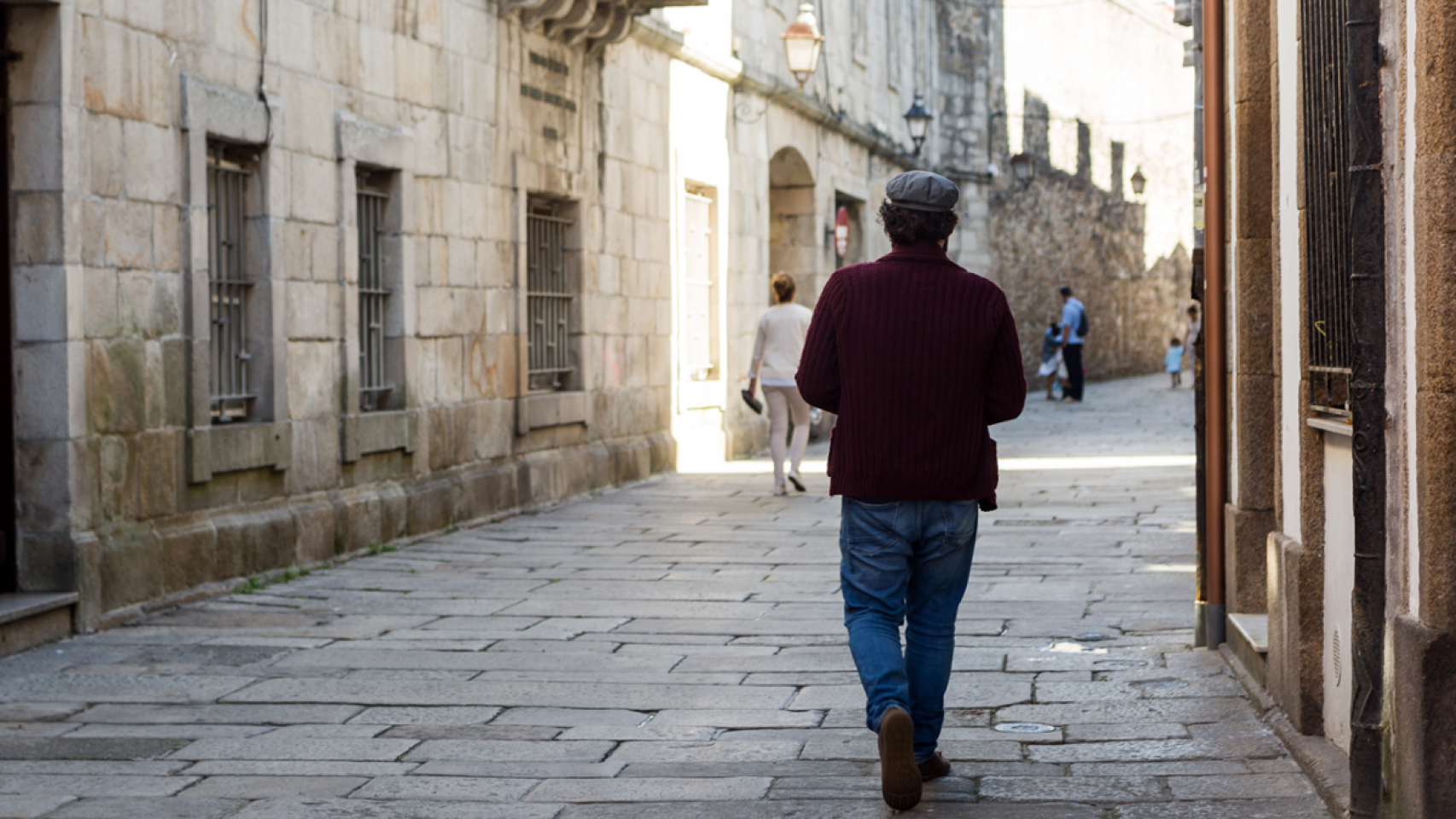 Una persona pasea por la Ciudad Vieja