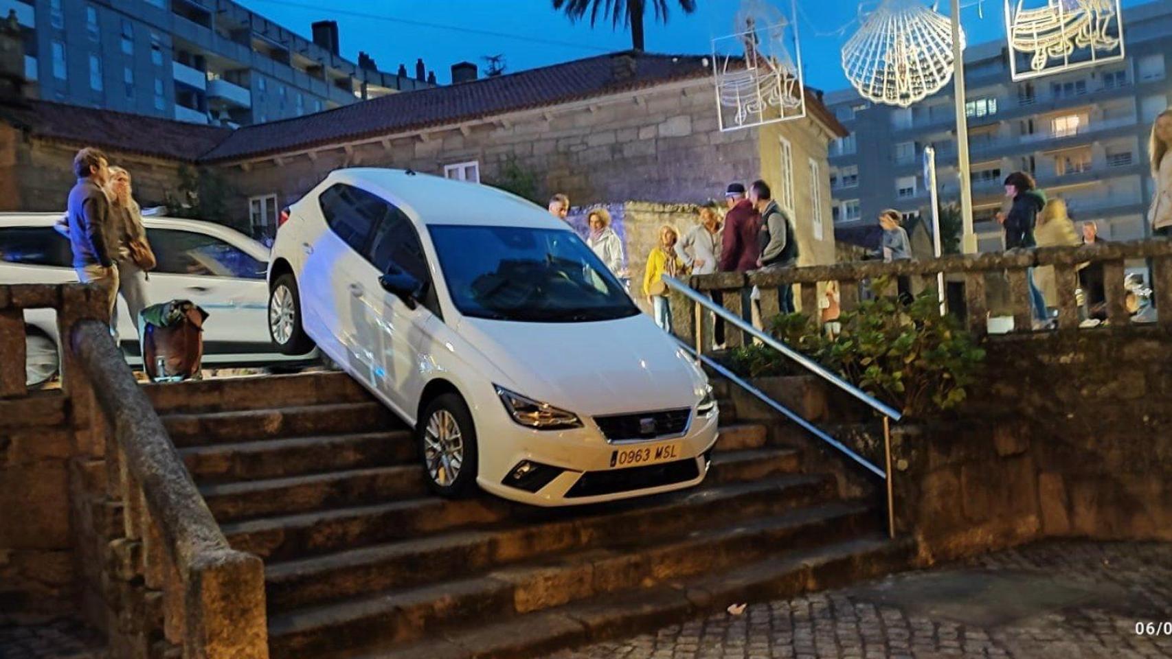 Coche encajado en una escalera en Sanxenxo