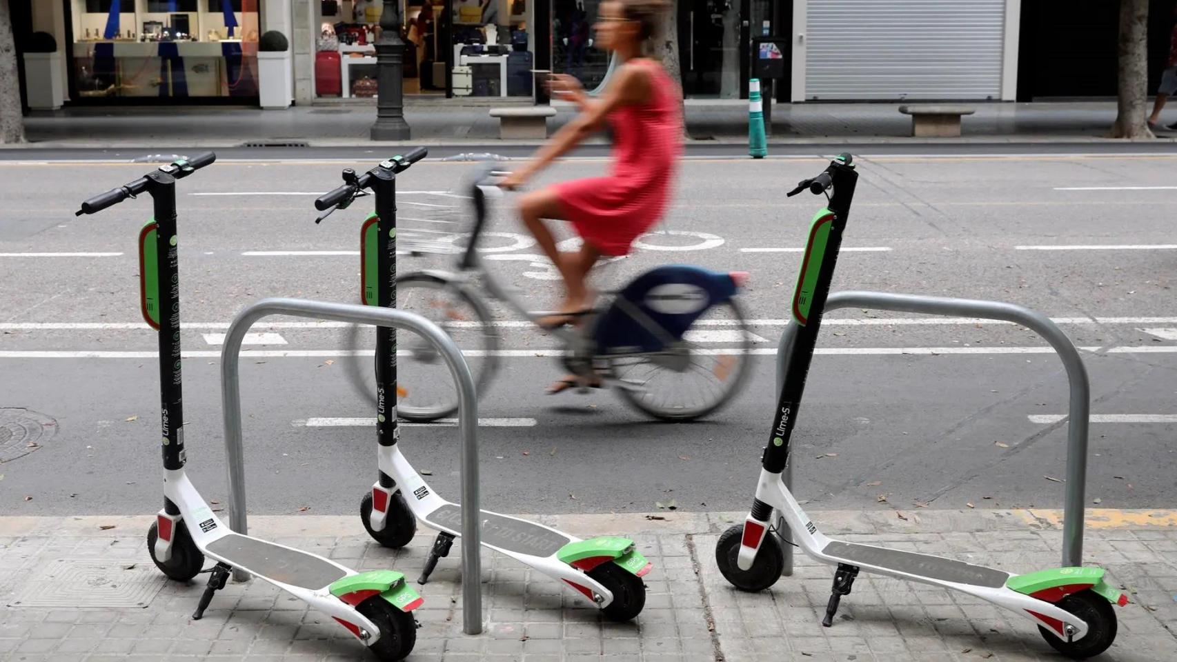 Imagen de los patinetes eléctricos de alquiler en Valencia en 2018. EFE