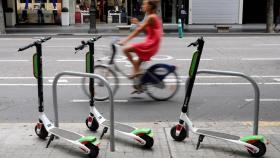 Imagen de los patinetes eléctricos de alquiler en Valencia en 2018. EFE