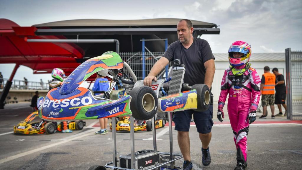 Alba Cueva junto a su padre a la llegada a un circuito.