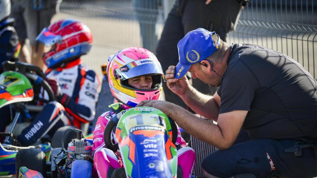 Alba Cueva charla con su padre antes de una competición.