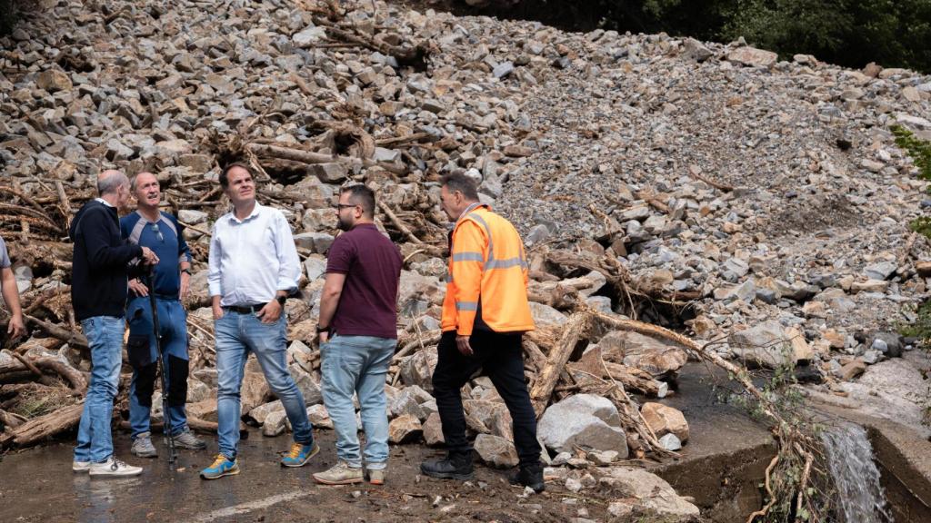 El consejero Roberto Bermúdez de Castro visita los daños por las lluvias en el Pirineo.