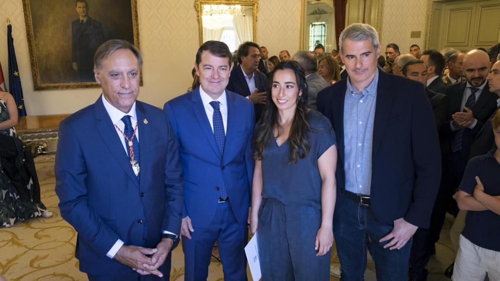 La pregonera, junto al alcalde y el presidente de la Junta