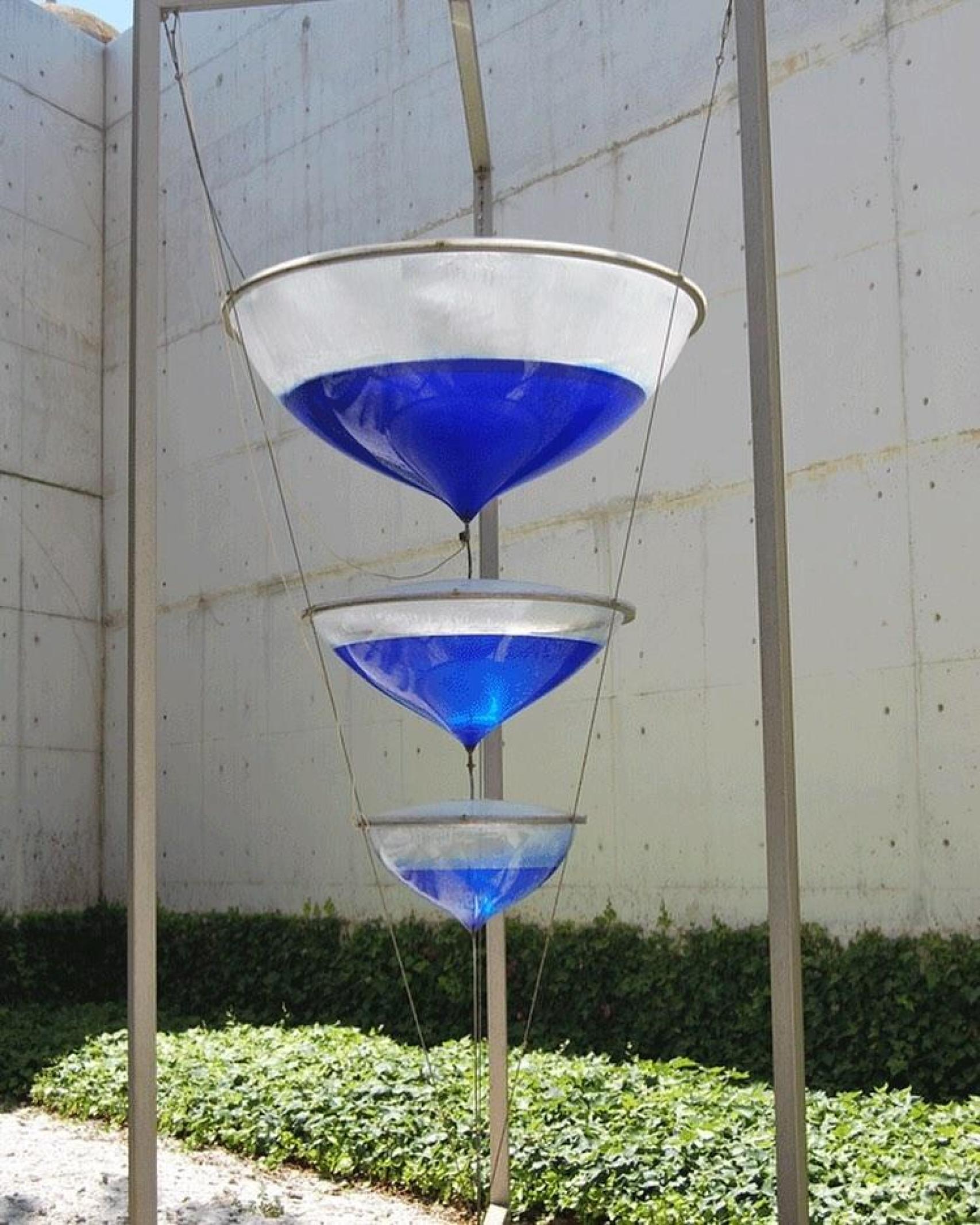 'Three Graces in Blue', 1993 (Colección Es Baluard Museu), de la artista Rebecca Horn