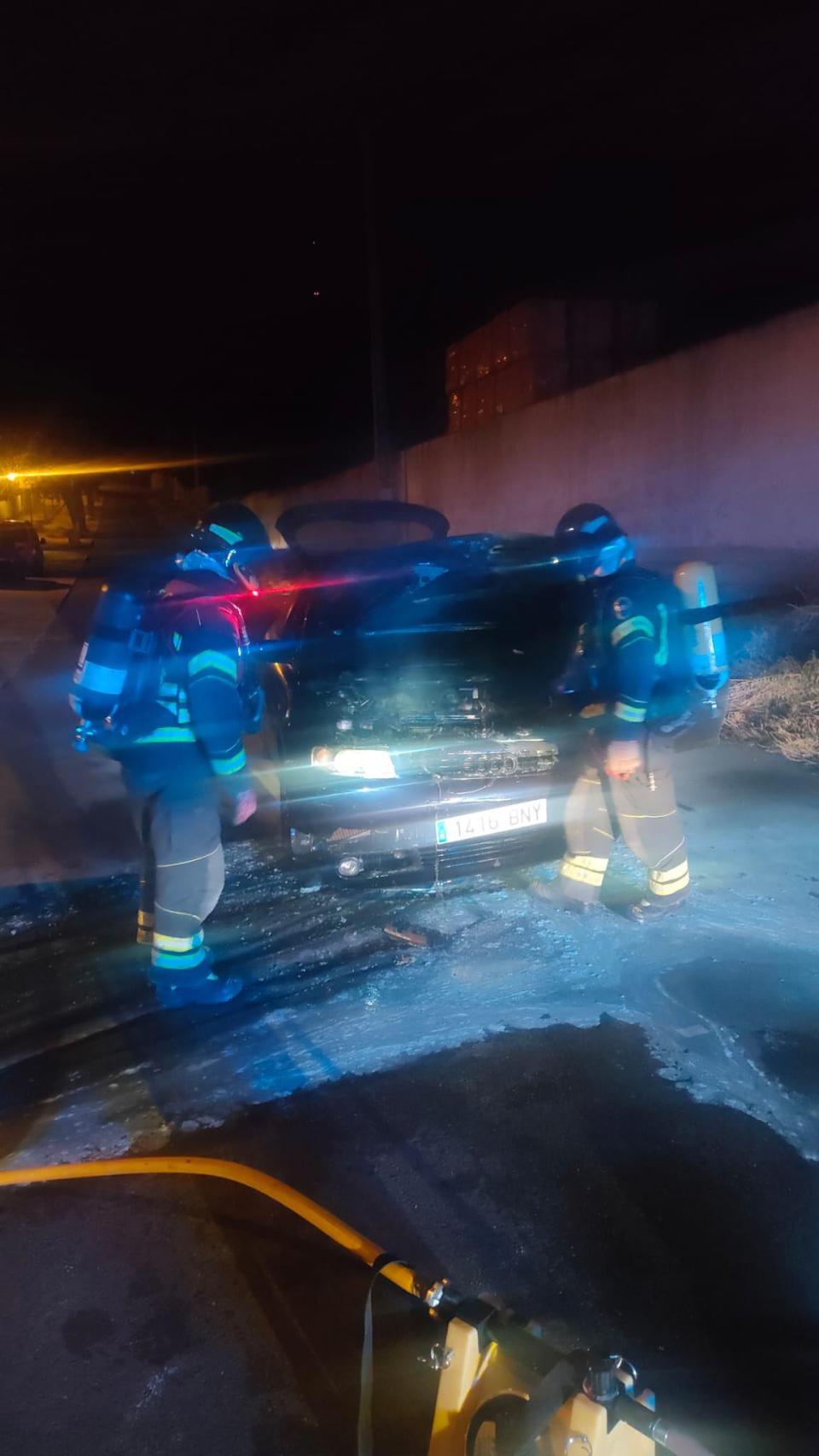 Coche incendiado en La Cistérniga