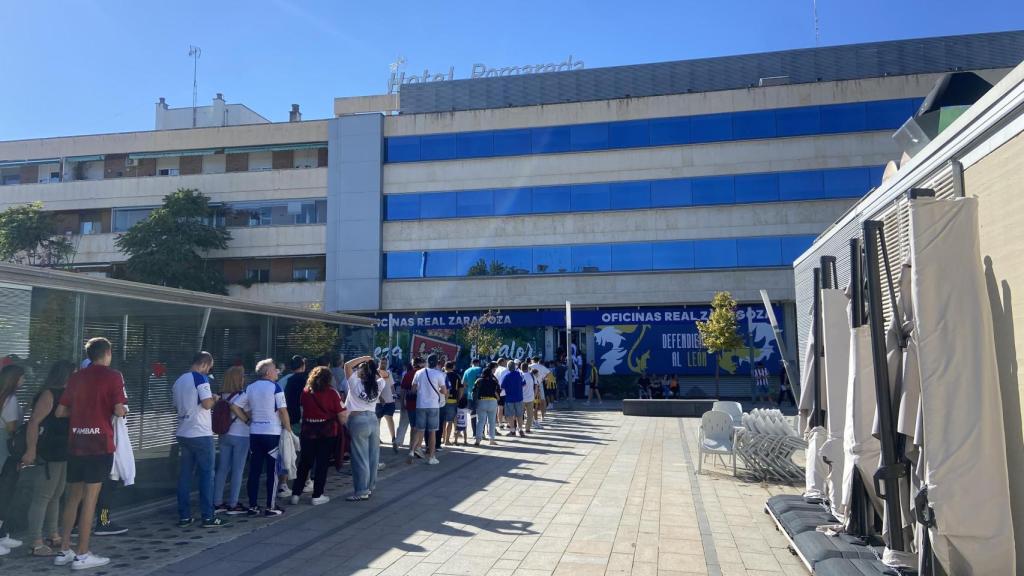 Fila en las oficinas del club.