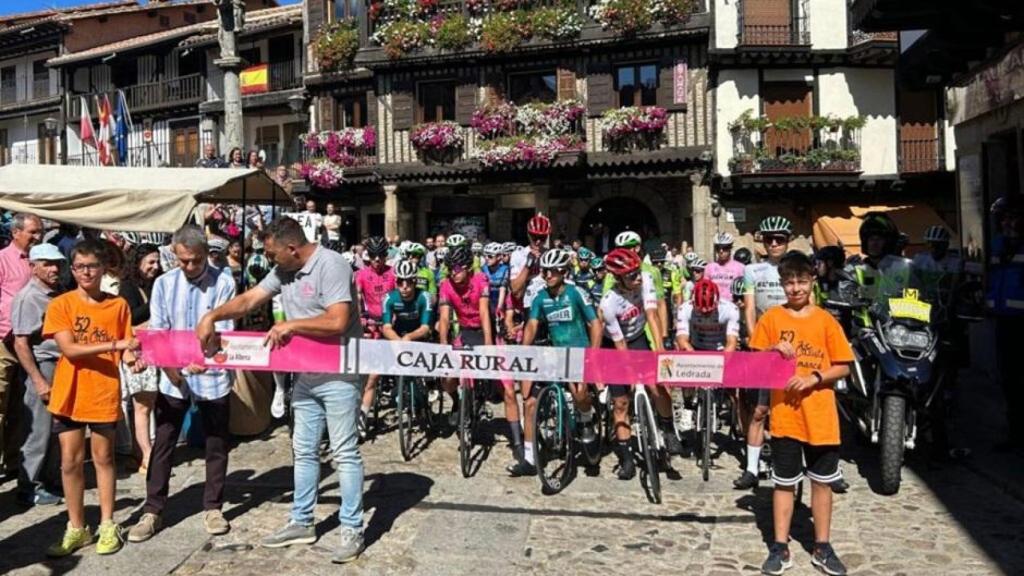 Corte de cinta de la primera etapa de la Vuelta a Salamanca